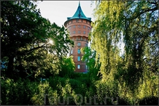 Старая водопроводная башня пожалуй одно из самых запоминающихся строений города.Башня была построена в 1897 году и вплоть до 2004-го обеспечивала население ...