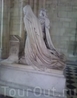Эти скульптуры были заказаны Людовиком XVIII по случаю возвращения праха монархов  и закончены к 1830году.