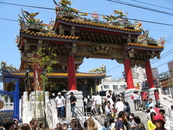 Квартал вырос вокруг китайского храма Кантэйбё (Kanteibyo), посвященного богу коммерции.