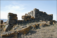 Пока это называют крепостью. Стены, сложенные из огромных обработанных каменных блоков, сложены в сухую, без применения цемента. Непонятно как же все эти ...