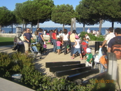 Детская площадка на набережной Лиссабона в воскресный день.