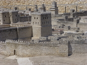 Выглядит как настоящее ) На фотографии - т.н. Модель Второго Храма. Точный макет, созданный создан из местного песчаника, из которого и был построен когда-то ...