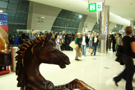 пройдя досмотр пассажиры устремляются в главный зал аэровокзала