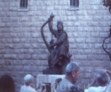 Перед входом расположена скульптура царя Давида, играющего на арфе и исполняющего свои псалмы.