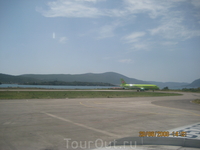 Аэропорт в Тивате - крохотный участок между горой и водой.