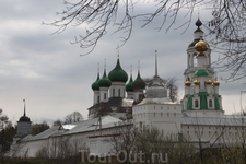 В советское время из монастыря сделали тюрьму и монастырские постройки вернули не так давно.
