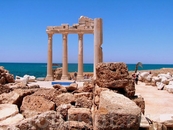 Незабываемая синева неба, сливающаяся с бирюзой моря у развалин храма Артемиды в Сиде.