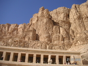 скалы над дворцом царицы Хачапсу