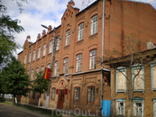 Здание, в котором до революции находилось ремесленное училище. Сейчас - одна из козьмодемьянских школ.