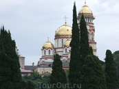 Вид сквозь кипарисы на  монастырь.