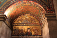 В каждом храме Италии находятся произведения искусств. Так и в этом, мы обнаружили древнюю мозаику. Чтобы икона подсвечивалась, нужно опустить в специальный ...