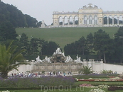 Дворец Шенбрунн. На заднем плане 
павильон «Глориетта»,  на переднем плане фонтан    «Нептун»