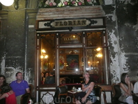 Это легендарное кафе, в стиле рококо, знаменито тем, что здесь сиживали абсолютно все, кто был в Венеции после 1720 года. Именно тут Бродский покупал бутылку ...
