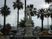 Очень красивый памятник-фонтан из белого мрамора на набережной