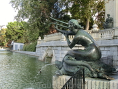 Ближе к воде разместились четыре сирены - произведения скульпторов Parera, Atché, Coll и Alsina.