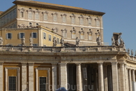 Ватикан. На верхнем  этаже  здания,   второе  окно  справа - покои  Папы Бенедикта XVI.  Оно  отличается от всех   других тем,что  закрыто  наполовину ...