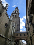 Прямо перед нами - колокольня собора. Высота колокольной башни составила 90 метров. Колокол «Ла Горда» изготовили для храма в 1753 году.