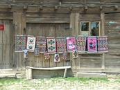местные умелицы ткут ковры