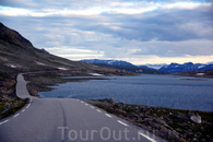 Снежная дорога. 
Эта дорога имеет номер Fv243, ее высокогорная часть надписана на Гугл-картах как  Bjorgavegen. (Кстати, не нашел, что означает это название) ...