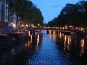 Амстердам очень красив и ночью, когда зажигаются огоньки на мостах! Кстати, в Голландии тоже белые ночи, темнеет там часов в 9!