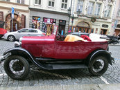 Несмотря на дождливую погоду, туристы охотно пользуются вот такими ретро-автомобилями для прогулок по Праге. Стоимость аттракциона не узнавали. 