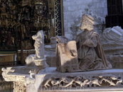 По периметру саркофаг украшают фигуры святых. Святой Лукас. Всего фигур было 12, сохранились 9, из которых только 7 оригинальных. Одна из трех пропавших ...