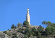 В самой высокой точке города – на холме Сьерро дель Сокорро – стоит памятник-монумент, построенный в середине XX столетия. Это «Святейшее сердце Иисуса» ...