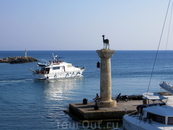 Отплытие из порта Мандраки, на Фото символ города Родос - олень.