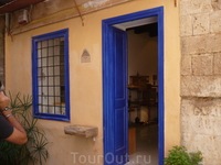 синие двери-цвет ,характерный для Крита