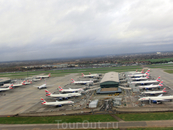 На взлете хорошо видны самолеты British Airways, стройными рядами ожидающие своих полетов.