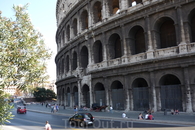 Рим.  Старейший монумент,дошедший до нас  со времен Римской  Империи- Колизей.Строительство начал  император Веспасиан   из  рода  Флавиев  в 72 году нашей ...