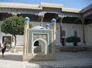 Ансамбль Баха ад-Дин принял характерные для XVI в. формы сочетания некрополя с обрядовым зданием; в 1544 г. ханом Абд ал-Азизом I захоронение шейха было ...