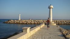 всегда и все люди, отдыхающие на пляже прутся на маяки)))

"давай сходим на маяк?!"
"о, давай""