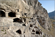 Всего было построено 13 уровней с естественными пещерами, расширенными для того, чтобы там уместились 6000 монахов и беженцев.  