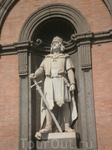 Каждая арка дворца на площади в Неаполе украшена  фигурами глав итальянских провинций в средние века.