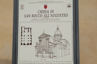 Мемориальная доска.Церковь Святого Рокко Августо  на Piazza Augusto.