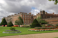 Hampton Court Palace. Вид на замок из парка.