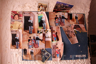 семейные фото в одной из комнат берберского жилища, эти люди до сих пор живут в пещерах