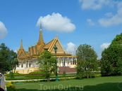 Королевский дворец  – комплекс зданий, служащих резиденцией короля Камбоджи.. Короли Камбоджи проживают здесь с момента возведения дворца в 1866 году, ...
