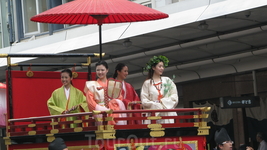 Парад цветочных зонтиков. Юные девушки в нарядах принцесс эпохи Хэйян