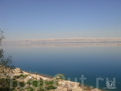 вид на Мёртвое море, на противоположном берегу Израиль