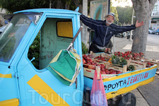 Это гостеприимный и радушный человек продает фрукты на набережной Это гостеприимный и радушный человек продает фрукты на набережной