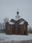 Церковь Параскевы-Пятницы - один из интереснейших архитектурных памятников Новгорода. Деревянная церковь Параскевы-Пятницы на Торговище была первоначально выстроена в 1156 году «заморскими купцами», т
