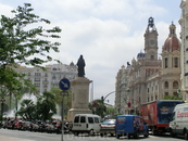 На этой площади был установлен первый в Валенсии светофор, а еще здесь находится отметка нулевого километра. Нумерация всех улиц Валенсии начинается отсюда ...
