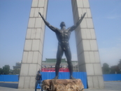 Статуя на центральной площади.