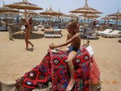 Никита катается на верблюде на пляже отеля второй линии. Удовольствие стоило 15 долларов
