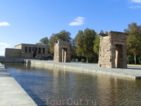 В двух шагах от площади Испании находится большой парк -  Parque del Oeste. Его главная достопримечательность  - Храм Дебод (Templo de Debod). Этот удивительный ...