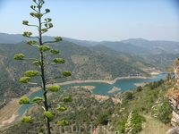 С горы, на которой располагается эта деревушка, открываются чудесные виды на каталонский ландшафт
