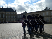 Копенгаген. Амалиенборг. Парад солдат королевской гвардии.