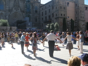 Воскресный день. Каталонцы танцуют сандану у Кафедрального собора. Можно поучаствовать